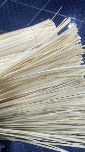 ตอกไม้ไผ่ตอกมัดข้าวต้ม#มัดหอมกระเทียม#มัดกล้ามัดข้าว#มัดผัก#ร้อยพวงหมูยาว35 30*40*50cm มัดพวงหมูจะแข็ง มัดข้าวต้มมัดผักเส้นเหนียว บางสวย 3กิโล 439บาท=กิโล 146 บาทตอกสวย