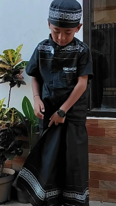 Setelan Sarkoci Motif List Grafik (Sarung+Koko+Peci) Muslim Untuk Anak Laki-laki Umur 1-14 Tahun