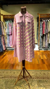 Zafira Tunik by Dian Pelangi LIMITED EDITION Blouse Baju Atasan Kemeja Blus Outfit Casual Formal Kerja Kantor Pesta Pernikahan Kondangan Wanita Hijaber Cantik Anggun Modis Modern Elegan Mewah Model Korea Terbaru Motif Batik Cap Hand Made Kekinian