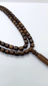 Kalung Tasbih Kayu Kalimosodo Motif Marjan 8mm\\n\\n Apa Itu Tasbih Kayu Kalimosodo Motif Marjan 8mm?\\n\\nTasbih Kayu Kalimosodo Motif Marjan 8mm adalah kalung tasbih yang terbuat dari kayu Kalimosodo berkualitas tinggi dengan motif marjan yang indah. Tasbih ini memiliki diameter 8mm, membuatnya nyaman digunakan saat berdoa atau berdzikir.\\n\\n Sejarah Tasbih Kayu Kalimosodo\\n\\nKayu Kalimosodo merupakan jenis kayu yang berasal dari daerah Kalimantan, Indonesia. Kayu ini telah lama dikenal sebagai bahan pembuatan tasbih yang berkualitas tinggi dan memiliki nilai seni yang tinggi. Tasbih Kayu Kalimosodo Motif Marjan 8mm merupakan hasil dari tradisi pembuatan tasbih yang telah berlangsung selama bertahun-tahun.\\n\\n Ciri-ciri Tasbih Kayu Kalimosodo Motif Marjan 8mm\\n\\nTasbih Kayu Kalimosodo Motif Marjan 8mm memiliki ciri-ciri sebagai berikut:\\n\\n- Terbuat dari kayu Kalimosodo berkualitas tinggi\\n- Diameter 8mm, membuatnya nyaman digunakan\\n- Motif marjan yang indah\\n- Berat dan tekstur yang pas untuk digunakan dalam berdoa atau berdzikir\\n\\n Manfaat Menggunakan Tasbih Kayu Kalimosodo Motif Marjan 8mm\\n\\nBerikut ini adalah manfaat menggunakan Tasbih Kayu Kalimosodo Motif Marjan 8mm:\\n\\n Mengembangkan Ketrampilan Doa\\n\\nMenggunakan tasbih dapat membantu Anda mengembangkan ketrampilan doa Anda. Dengan menghitung jumlah doa yang telah Anda ucapkan, Anda dapat meningkatkan fokus dan konsentrasi dalam berdoa.\\n\\n Meningkatkan Konsentrasi\\n\\nTasbih juga dapat membantu meningkatkan konsentrasi Anda saat berdoa atau berdzikir. Dengan menghitung jumlah doa yang telah Anda ucapkan, Anda dapat fokus pada doa Anda dan mengurangi gangguan dari pikiran lainnya.\\n\\n Mengurangi Stres\\n\\nMenggunakan tasbih dapat membantu mengurangi stres dan meningkatkan kesejahteraan mental. Dengan berdoa atau berdzikir, Anda dapat merasa lebih tenang dan damai.\\n\\n Cara Memilih Tasbih Kayu Kalimosodo Motif Marjan 8mm yang Berkualitas\\n\\nBerikut ini adalah cara memilih Tasbih Kayu Kalimosodo Motif Marjan 8mm yang berkualitas:\\n\\n Memahami Jenis Kayu yang Digunakan\\n\\nPastikan Anda memahami jenis kayu yang digunakan dalam pembuatan tasbih. Tasbih Kayu Kalimosodo Motif Marjan 8mm terbuat dari kayu Kalimosodo berkualitas tinggi, yang memiliki tekstur dan warna yang indah.\\n\\n Membeli dari Penjual Terpercaya\\n\\nPastikan Anda membeli tasbih dari penjual terpercaya yang memiliki reputasi baik. Hal ini penting untuk memastikan bahwa tasbih yang Anda beli adalah produk yang berkualitas.\\n\\n Memeriksa Kualitas Tasbih\\n\\nSebelum membeli tasbih, pastikan Anda memeriksa kualitas tasbih tersebut. Pastikan bahwa tasbih tersebut memiliki diameter 8mm, terbuat dari kayu Kalimosodo berkualitas tinggi, dan memiliki motif marjan yang indah.\\n\\n Cara Merawat Tasbih Kayu Kalimosodo Motif Marjan 8mm\\n\\nBerikut ini adalah cara merawat Tasbih Kayu Kalimosodo Motif Marjan 8mm:\\n\\n Membersihkan dan Menyimpan Tasbih dengan Baik\\n\\nPastikan Anda membersihkan dan menyimpan tasbih dengan baik. Anda dapat membersihkan tasbih dengan kain lembut dan menyimpannya di tempat yang aman dan kering.\\n\\n Menghindari Kerusakan pada Tasbih\\n\\nPastikan Anda menghindari kerusakan pada tasbih. Hindari mengenakan tasbih saat mandi atau berenang, dan hindari mengenakan tasbih saat melakukan aktivitas fisik yang berat.\\n\\n Mempertahankan Kualitas Tasbih\\n\\nPastikan Anda mempertahankan kualitas tasbih. Jika tasbih Anda rusak atau tidak dalam kondisi baik, pertimbangkan untuk menggantinya dengan tasbih baru.\"