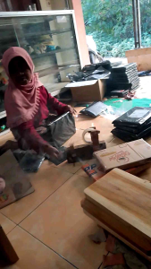 Talenan Kayu Jati Asli Tanpa Lapisan Kimia Aman Untuk Mengiris Makanan Di Atasnya