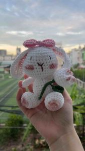 Thỏ ôm hoa tulip móc len cao 15cm ảnh shop tự quay chụp