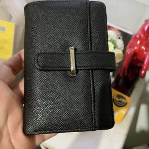 DOMPET LIPAT SOPHIE VALLERIE HITAM W2583M2