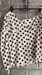 เสื้อปาดไหล่แขนยาว ลายจุด ระบายไหล่ กระดุมหน้า ผ้าไหมอิตาลี่ ทรงสวย สำหรับผู้หญิง