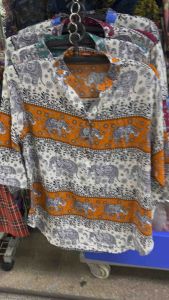 เสื้อทรงคอจีน ผ้าไหมอิตาลี พิมพ์ ลายทั้งตัว มี คอเจาะ กระดุม กระดุมแกะได้จริง มี ขนาด รอบอก44 นิ้ว ความยาว เสื้อ 27 นิ้ว แขน3 ส่วน ประมาณ ข้อศอก เป็น ผ้า ไหมอิตาลี ทรงคอจีน ผ้า ใส่ดี ซัก แล้ว ไม่ ต้องง้อ เตารีด ไม่ยับ สามารถหยิบจับใส่ ได้ เลย