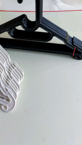 HANGER PLASTIK ISI 12 PIS 1 IKAT: SOLUSI PENYIMPANAN & PENGIRIMAN CEPAT