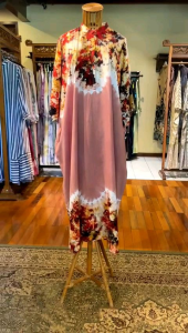 Lila Kaftan by Dian Pelangi LIMITED EDITION Busana Homey Muslim Home Dress Daily Gamis Abaya Gaun Daster Outfit Casual Wanita Hijaber Cantik Anggun Modis Modern Elegan Mewah Model Batwing Arabian Korean Terbaru Motif Jumputan Sasirangan Hand Made Kekinian