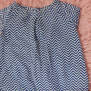 baby dress convertible to babys top as the desirous buyer choose it to be. Short sleeve in buttons fastening at the back.