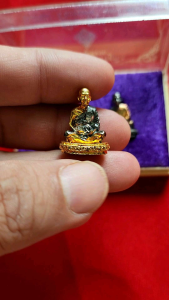 หลวงพ่อคูณ รูปหล่อลอยองค์ รุ่น กูให้รวย คูณเงิน - คูณทอง วัดบ้านไร่ สวยกริ๊ป พร้อมกล่องเดิมจากวัด ปี 2536 หายาก ของแท้ ส่งฟรี