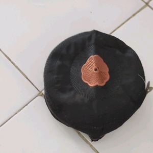 Peci Hitam Bugis Madinah: Desain dan Penggunaan dalam Acara Formal