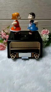 Kotak Musik Vintage Radio Couple Pajangan Retro Klasik Dekorasi Meja