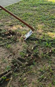 จอบขุด3ปอนด์ตราจรเข้ใส่นาคบุตรทรงด้ามงอ ยาว135เซนสวยงามจับถนัดไม่ลื่น