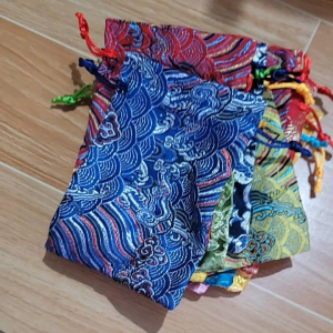 túi gấm đỏ dây rút dùng đựng trang sức 10x13cm