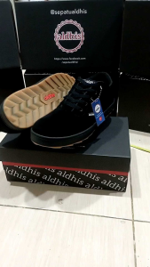 Sepatu Kets Pria Keren Full Black Sneakers Kekinian Terbaru Bisa Buat Sekolah Dan Kerja