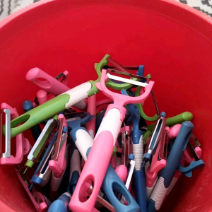 G096 PEELER BUAH KETAPEL ALAT PENGUPAS BUAH SAYURAN PARUTAN WORTEL KENTANG