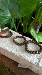 Free Shipping (สำรวจค่าใช้จ่าย) ประคำข้อมือ แร่เหล็กน้ำพี้ ล้วนไม่ผสมดิน ขนาดของ 8/10/12 มิล แม่เหล็กดูดติด