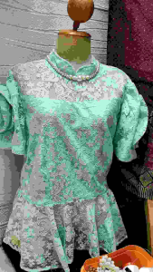 เสื้อลูกไม้ รุ่นกุหลาบแขนสั้น เป็นเสื้อลูกไม้คอจีน แต่งดอกกุหลาบที่แขน จ้าสวยงามมากๆ ขนาด อก 36-37"ไหล่14" รักแร้ 18"แขนสั้นยาว 9"ปลาย แขน 14 แขนยาว ยาา21ครรึ่งง แลายแขนนกว้าง 9นิ้ว เอว26"ยืดได้ 33 เสื้อยาว 21"