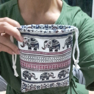 กระเป๋าถุงผ้าหูรูดลายช้างผ้าแคนวาสใช้ใส่โทรศัพท์ใส่เครื่องสำอางของฝากของแจกยอดฮิตน่ารักๆ