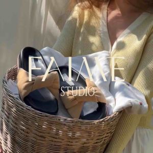 FAIME FLAWSOME (แนะนำตรงไซส์) รองเท้าแตะ หนังนุ่ม พื้นนุ่ม ดีไซน์โบว์พองนุ่ม รองเท้าเป็นนวมนุ่มยืดได้