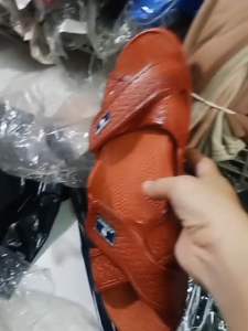 Dép ông quai chéo