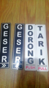 AKRILIK PINTU TARIK DORONG PUSH GESER SEPASANG SIGNBOARD STIKER ACRYLIC TEBAL 2 MM BAHAN BERMERK