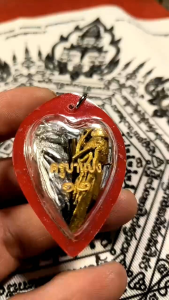 “ 金银招财蜂 🐝“   ㊙️ - 招财蜂在几百年前已有的古老法术，由缅甸传入泰北。 古巴丙大师制作金银蜂一对，分别是公及母，意思是一相一对，增强感情，爱情和合，招来人缘，由古巴丙大师开光制作“ 金银招财蜂 ”极具有增人缘招财功效 ‼️  “ 金银招财蜂🐝 ” 功效 👇 1）招生意拉拢客户 2）招正偏财运 3）保护主人 4）增强人缘 5）增强运势 6）感情和合 7）避开危险