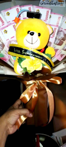 Buket boneka wisuda plus uang 5-20 slot/ buket buat pacar/ buket kelulusan/ buket graduation/selempang nama buket ulang tahun