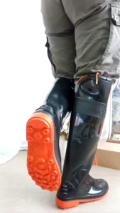 รองเท้าบูทเป็ดดาว 5900 สีดำพื้นส้ม #บูทยาว 18 นิ้้ว ผูกเชือกได้(พร้อมส่ง)