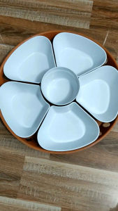 Bộ bát đĩa hình hoa mai 5 cánh nhựa phíp trắng bóng bao gồm 5 đĩa cánh hoa 1 bát 1 khay mây tre đan