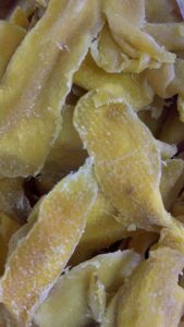 มะม่วงแก้วขมิ้นชิ้นข้างอบแห้งโรชูก้า เนื้อหนึบรสชาติเปรี้ยวเปรี้ยวหวานหวานอร่อยค่ะ