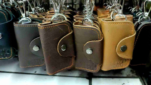 Gantungan Kunci Mobil & Motor: Dompet Penyimpan STNK Praktis