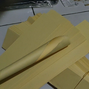 Kertas Stick Harummanis/Gulali Lembaran Kiloan - 365 cm x 65 cm Ingin membuat kue gulali yang lezat dan menarik? Kertas Stick Harummanis/Gulali Lembaran Kiloan adalah pilihan tepat untuk Anda. Dalam satu kilogram kertas ini terdapat sekitar 190 lembar