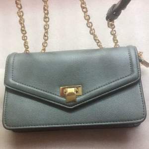 Túi đeo vai màu xanh đá nắp gập dạng hộp nhỏ xinh cùng nhau xuống phố