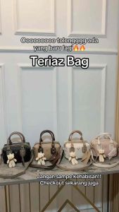 Irvanbagshop TERIAZ Tas Selempang Wanita 2 Ruang Model Santai  Bahan Sintetis Tebal Bekualitas Tali Adjustable Multifungsi Minimalis Tas Tangan dengan Aksesoris Boneka Imut dan Desain Elegan
