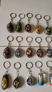 Gantungan kunci kerang motif daerah belitung dengan motif berbeda