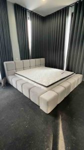 เตียงนอน รุ่น Extra Dayton ดีไซน์ทันสมัยหรูหรา จัดส่งฟรี (ในพื้นที่)โครงไม้เนื้อแข็งรับประกันโครงสร้าง หุ้มผ้ากำมะหยีนำเข้าสามารถเลือกผ้าตัวอื่นๆ มีทั้งราคาเฉพาะเตียงนอนและราคาพร้อมที่นอนสปริงเสริมท็อปฟิลโล่หนา 12 นิ้ว สวยตรงปก100% ราคาโรงงาน