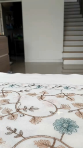 สร้อยข้อมือเชือกสีม่วง ตะขอก้ามปูทอง พร้อมจี้ตัวอักษรภาษาอังกฤษ