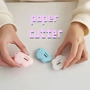 Light blue cloud-shaped utility knife with retractable blade for precise cutting on paper. Pisau kecil pisau mini