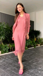 เซตเสื้อคลุม + ชุดเดรส อัดพลีท ฟรุ๊งฟริ๊ง AA Premium ที่สวย  เลอค่า มหาสมุทร 🌊 ที่สุดคร้าาา  เสื้อคลุมปกสูท เบรเซอร์แขนยาว แต่งเลเซอร์คัท ขอบชายพู่ ฟรุ๊งฟริ๊ง 🤗 ใส่สวยได้ตลอดกาล  มาพร้อมเข็มกลัด สวยเกร๋        ชุดเดรส คอวี แขนกุด แพทเทิร์นดีงาม