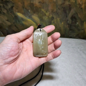 Gegegems Collection premium Nephrite good greasiness old workmanship caramel brown & white Guan Gong Jade pendant (with certificate) 和田玉且末糖白油润旧工关公吊坠(带证书)