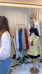 L005 เสื้อครอปคอวีผ้าซาตินพรีเมี่ยม แต่งจีบด้านหน้า กระดุมมุก มี 10 สี มีพร้อมส่ง