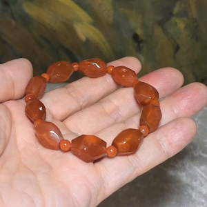 Premium Sichuan Jiukou Nan Hong persimmon red freeform faceted bracelet (with certificate) 精品川料九口南红柿子红随形切面手链(带证书)