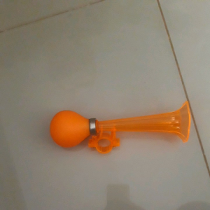 แตรพลาสติก ยาว ปากดอกไม้ มือบีบ - แตรรถจักรยาน รถไอศครีม