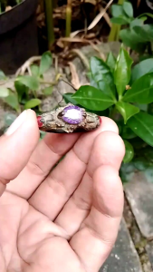 Cincin perunggu kuno tiga batu