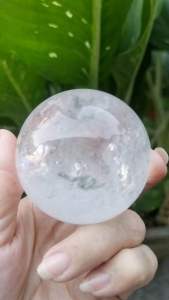 ✨ลูกบอลคริสตัลสีขาว 5-5.5 cm ควอตซ์ใส หินธรรมชาติ Diy ตกแต่ง Speculum คริสตัล 白水晶球 + 底座