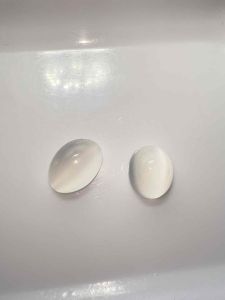 11685-CẢ 2 VIÊN ĐÁ MẶT TRĂNG TRẮNG ( THIÊN NHIÊN ) KHÔNG XỬ LÝ CÓ HIỆU ỨNG.