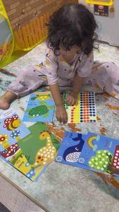 Menempelkan Stiker Dot Aktivitas Pra-Sekolah: Mainan Edukasi Sensorik Motorik Anak