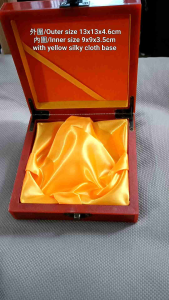 Brand New exquisite elegant extra large light weight material bangle/bracelet gift box 新貨高档優質輕巧大號手镯手串收纳盒 送禮收藏高貴典雅大方 內盒加絲綢布質底坐 Size: Outer/外圍 13x13x4.6cm Inner size/內圍 9x9x3.5cmLe1一L with yellow silky cloth base Height/高 4.5cm
