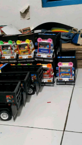 mainan truk muatan pasir pake lampu kren