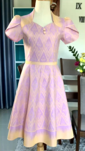 A10 ชุดเดรสผ้าฝ้ายทอลาย อัดกาว ทั้งชุด ซิปหลังสีม่วงพาสเทล ทอลาย ตัดต่อขอบเอว แต่งโบว์ สวยหวาน แขนจับจีบพอง ทรงกรีบบัว คอปีน สวยหรูกระโปรงทรงย้วย 8 ชิ้น ย้วยสวย